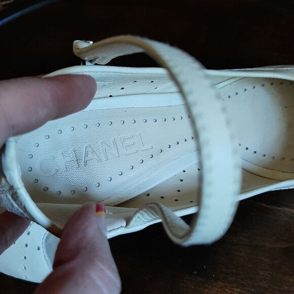 CHANEL Peep Toe Mary Jane Pumps 38 Cream Perforated Leather Heels Logo Old Money - Picture 12 of 15